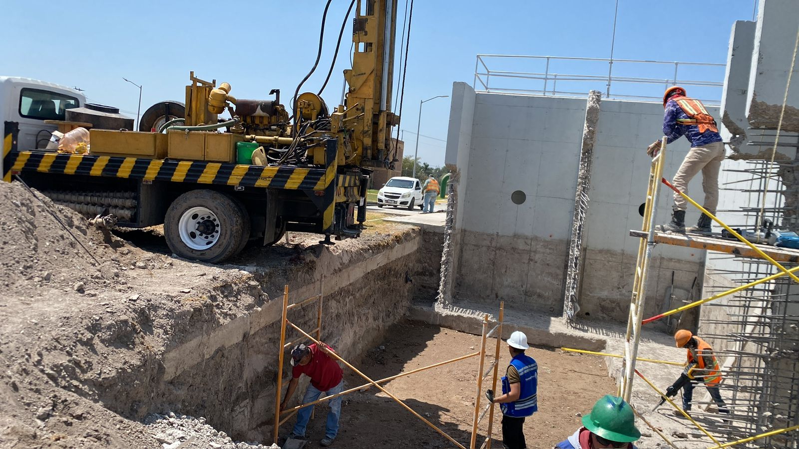 Obra de ingeniería civil con excavación y estructura de concreto en rehabilitación