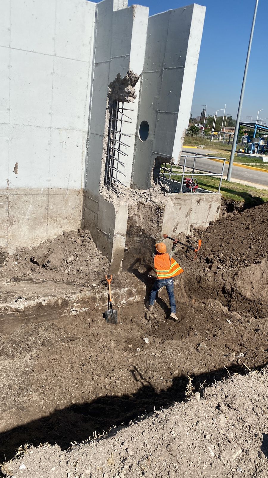 Excavación junto a estructura de concreto durante trabajos de cimentación